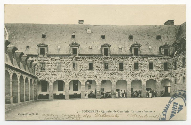 Carte postale ancienne 35 - Fougeres - Quartier de Cavalerie. La cour d'honneur.