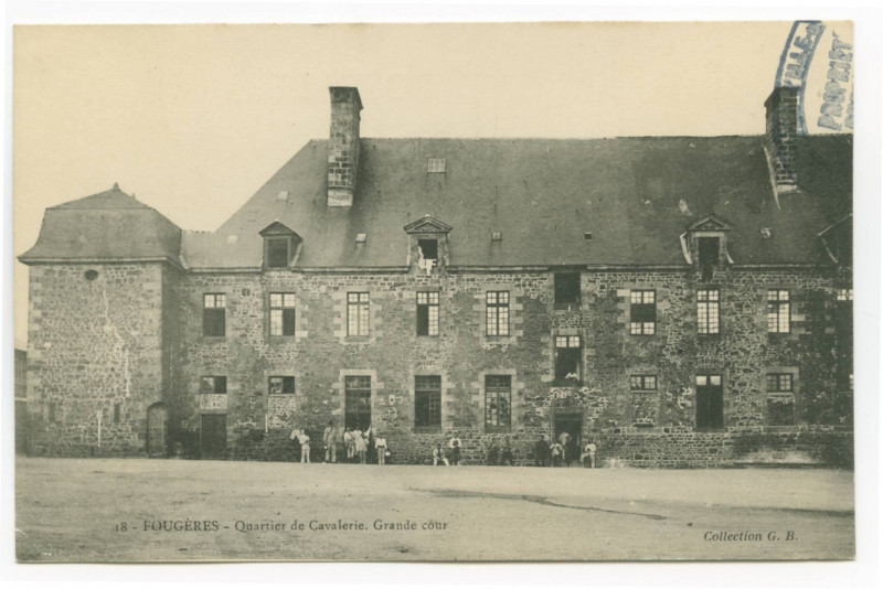 Carte postale ancienne 18 - Fougeres - Quartier de cavalerie. Grande cour.