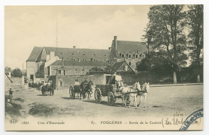 Carte postale ancienne 87. Fougeres _ Sortie de la Caserne.