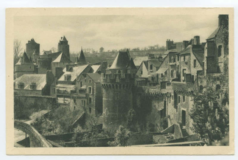 Carte postale ancienne Fougeres (Ille-et-Vilaine) - Château (XIIe et XVe siècles) - Remparts de la Ville (XIVe siècle).