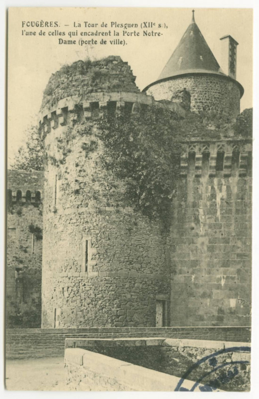 Carte postale ancienne Fougeres. _ La Tour de Plesguen (XIIe s.), l'une de celles qui encadrent la Porte Notre-Dame (porte de ville).