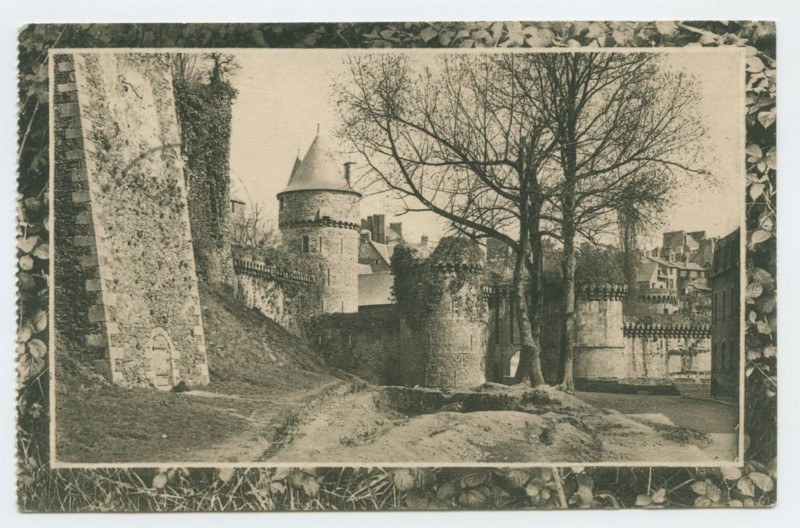 Carte postale ancienne Château de Fougères. _ Porte Notre-Dame (XIIe et XVe siècles).