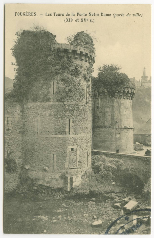Carte postale ancienne Fougeres. _ Les Tours de la Porte Notre-Dame (porte de ville) (XIIe et XVe s.).