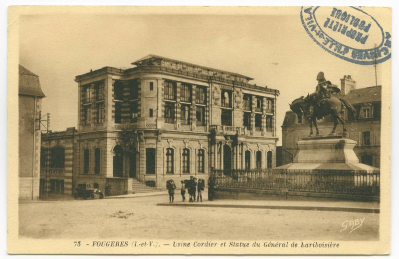 Carte postale ancienne 73 - Fougeres (I.-et-V.). _ Usine Cordier et Statue du Général de Lariboisière.