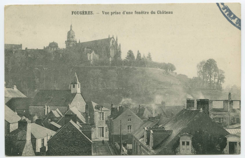 Carte postale ancienne Fougeres. _ Vue prise d'une fenêtre du Château.