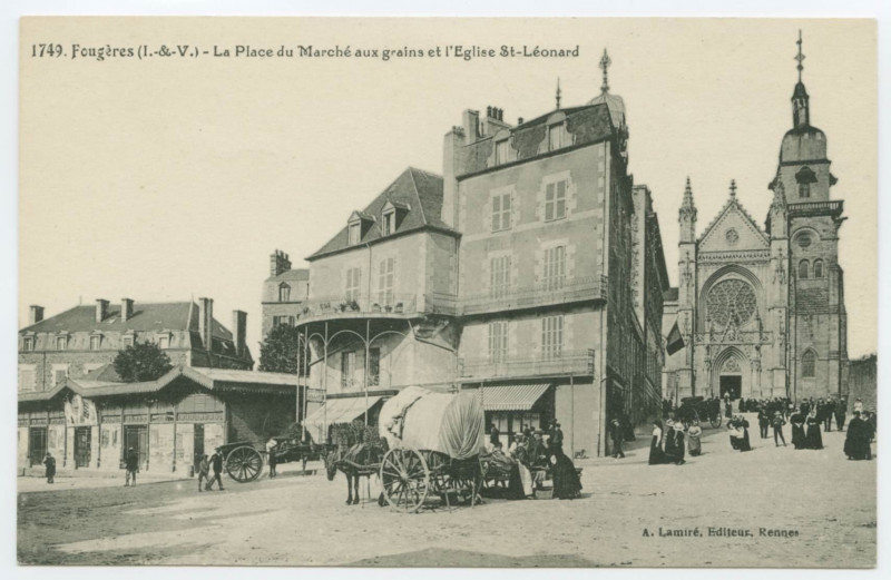 Carte postale ancienne 1749. Fougères (I.-&-V.) - La Place du Marché aux grains et l'Eglise St-Léonard.