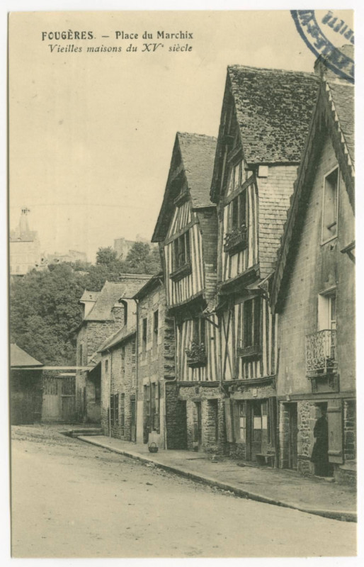 Carte postale ancienne Fougeres. _ Place du Marchix - Vieilles maisons du XVe siècle.