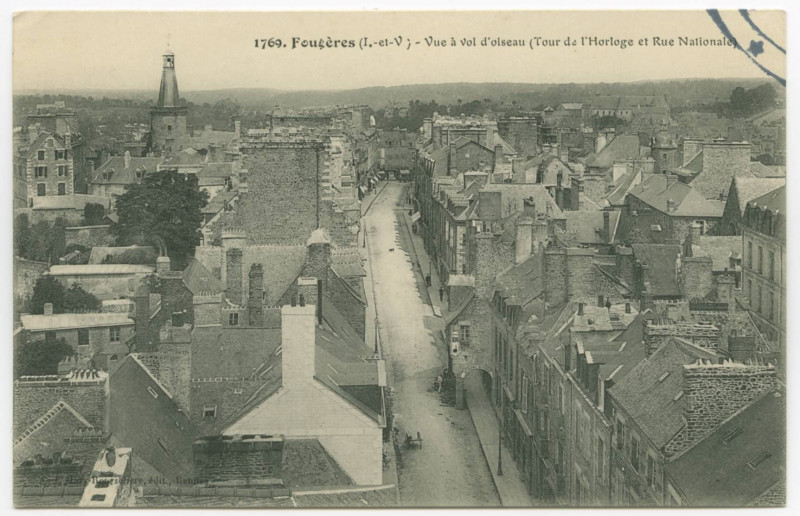Carte postale ancienne 1769. Fougères (I.-et-V.) - Vue à vol d'oiseau (Tour de l'Horloge et Rue Nationale).