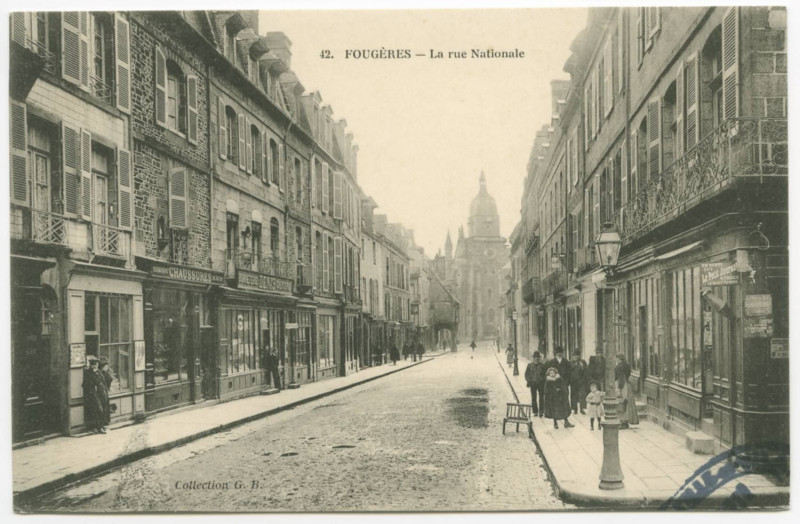 Carte postale ancienne 42. Fougeres _ La Rue Nationale.