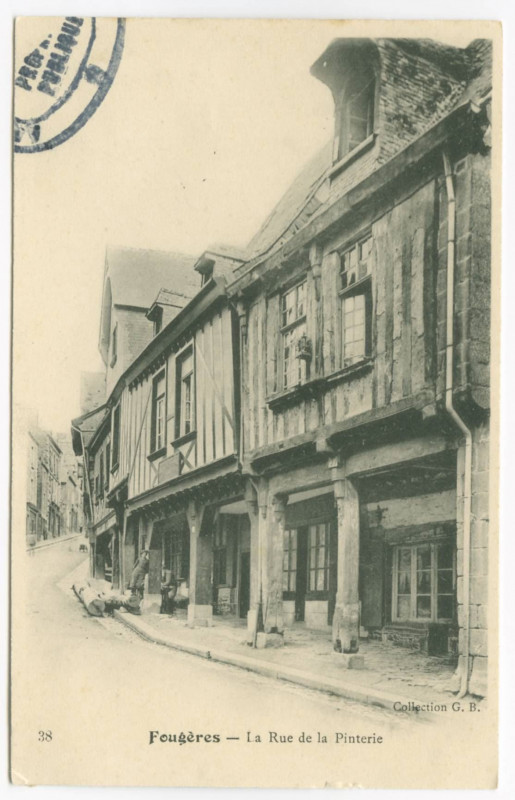 Carte postale ancienne 38 Fougères - La Rue de la Pinterie.