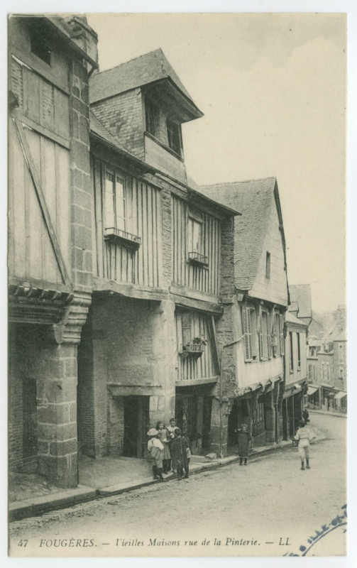 Carte postale ancienne 47  Fougeres. - Vieilles Maisons Rue de la Pinterie.