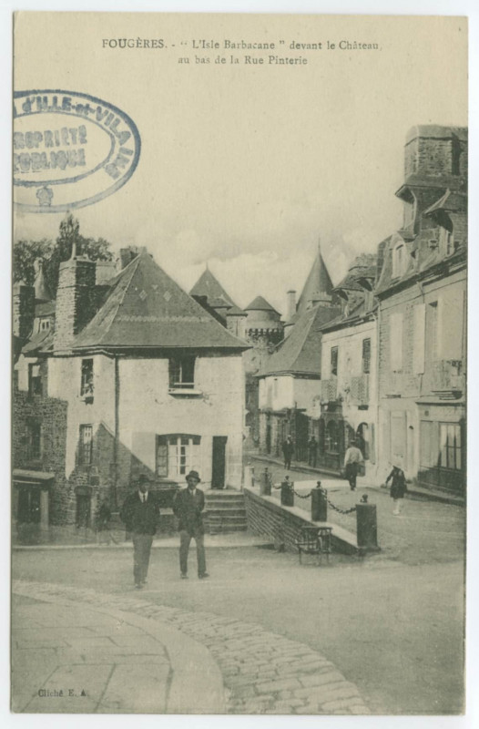 Carte postale ancienne Fougeres. - L'Isle Barbacane devant le Château, au bas de la Rue Pinterie.
