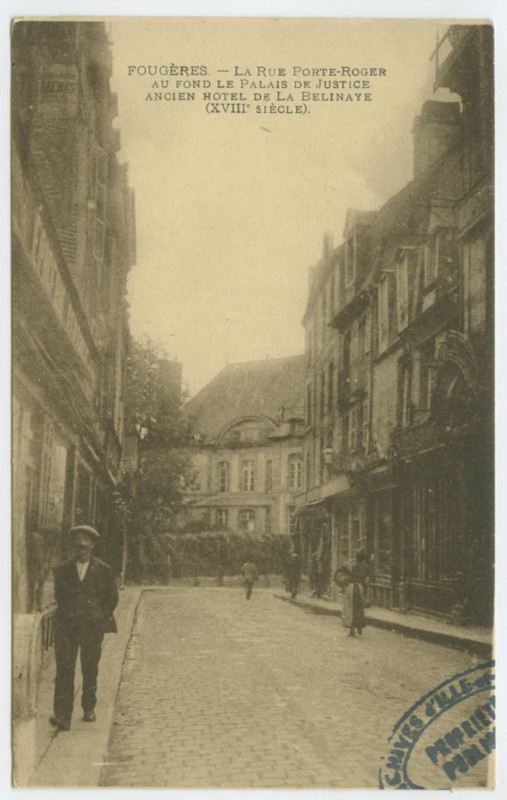 Carte postale ancienne Fougeres. - La Rue Porte-Roger au fond le Palais de Justice ancien hotel de La Belinaye (XVIIIe siècle).