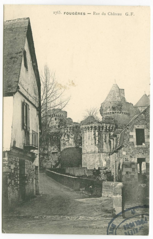 Carte postale ancienne 1765. Fougeres - Rue du Château.