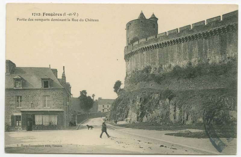 Carte postale ancienne 1712. Fougères (I.-et-V.). Partie des remparts dominant la Rue du Château.