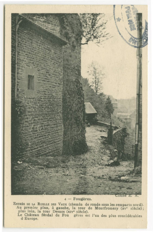 Carte postale ancienne 4 - Fougères.Entrée de la RUElle des Vaux (chemin de ronde sous les remparts nord).
