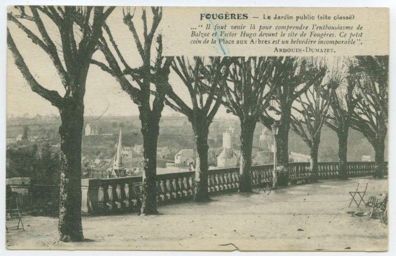 Carte postale ancienne Fougeres - Le Jardin public (site classé).