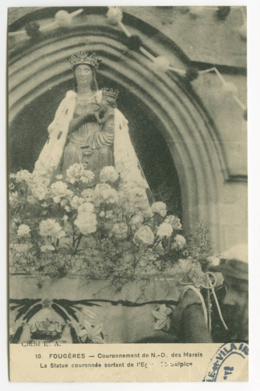 Carte postale ancienne 10. Fougeres - Couronnement de N.-D. des Marais. La Statue couronnée sortant de l'Eglise St-Sulpice.