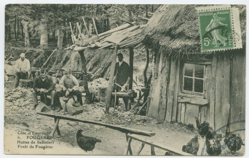 Carte postale ancienne 6.  Fougeres . Huttes de Sabotiers. Forêt de Fougères.