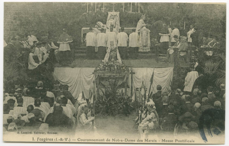 Carte postale ancienne 1. Fougères (I.-&-V.)- Couronnenment de Notre-Dame des Marais - Messe Pontificale.