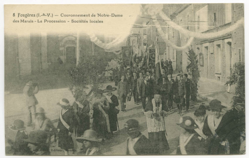 Carte postale ancienne 8. Fougères (I.-&-V.) - Couronnement de Notre-Dame des Marais - La Procession - Sociétés locales.