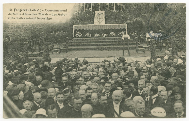 Carte postale ancienne 10. Fougères (I.-&-V.) - Couronnement de Notre-Dame des Marais - Les Autorités civiles suivant le cortège.