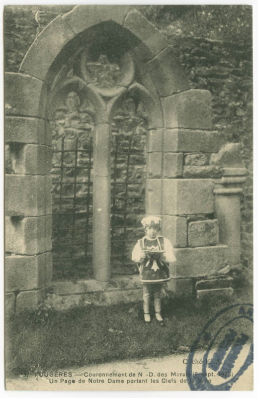 Carte postale ancienne 13. Fougeres - Couronnement de N -D. des Marais (8 sept 1923). Unpage de Notre-Dame portant les clefs de la Ville.