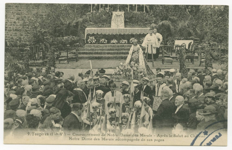 Carte postale ancienne 9 Fougeres - Couronnement de Notre-Dame des Marais - Après le salut au château, Notre-Dame desMarais accompagnée de ses pages.