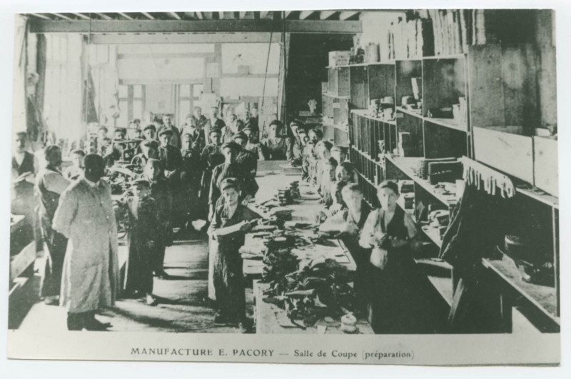 Carte postale ancienne Manufacture E. Pacory - Salle de Coupe (préparation).