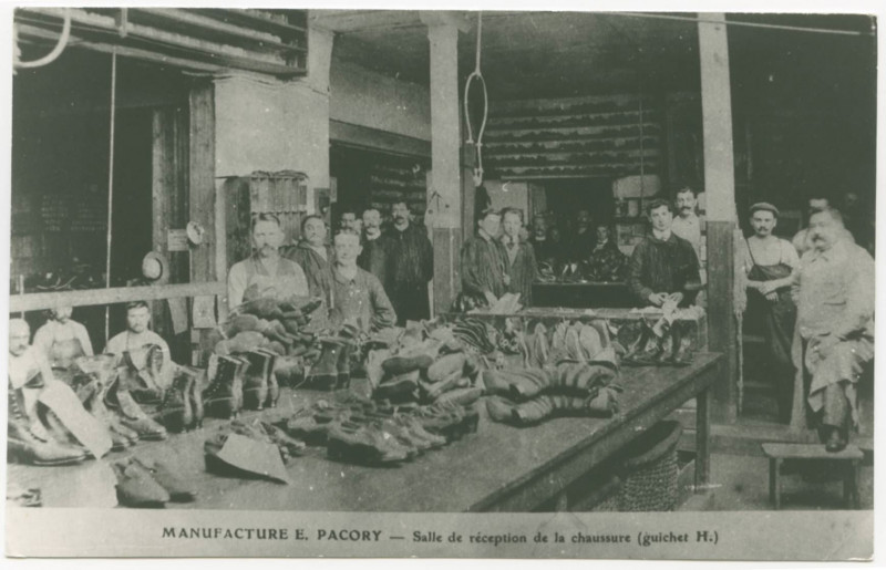 Carte postale ancienne Manufacture E. Pacory - Salle de réception de la chaussure (guichet H.).