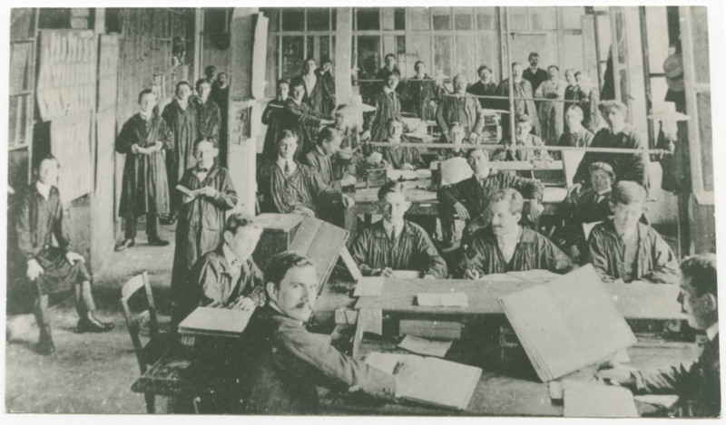 Carte postale ancienne [Cours du soir donné par la manufacture à ses ouvriers. ]