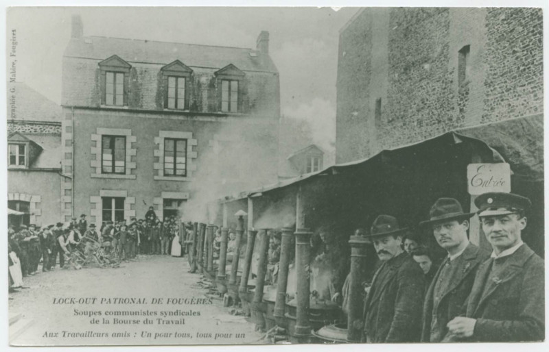 Carte postale ancienne Lock-Out Patronal De Fougeres. Soupes communistes syndicales de la Bourse du Travail.  Aux Travailleurs amis : un pour tous, tous pour un.