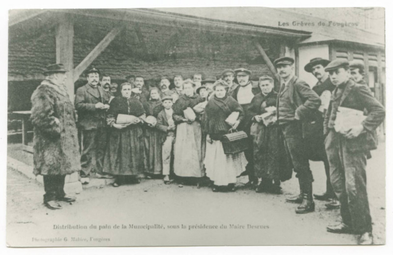 Carte postale ancienne Les Grèves de Fougères. Distribution du pain de la Municipalité, sous la présidence du Maire DesRUEs.