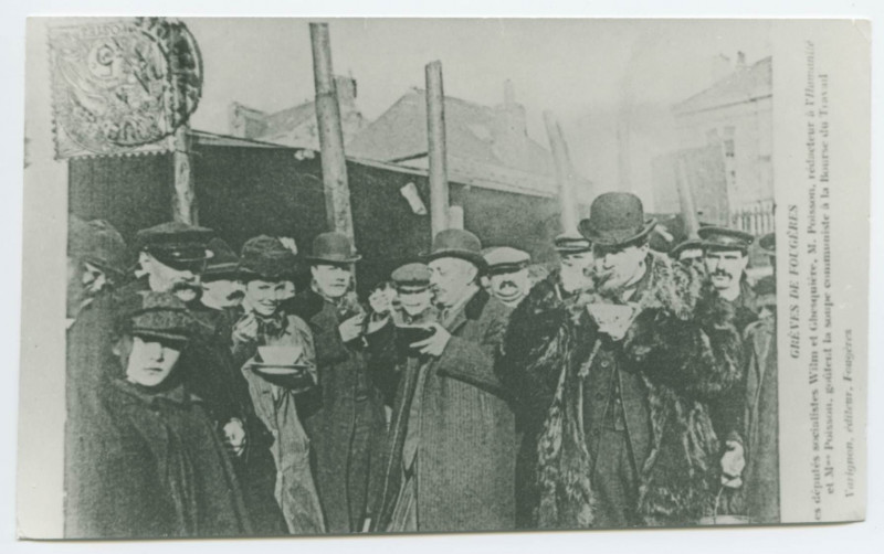 Carte postale ancienne Greves De Fougeres. Les députés socialistes Wilm et Ghesquière, M. Poisson, rédacteur à l'Humanité et Mme Poisson, goûtent la soupe communiste 