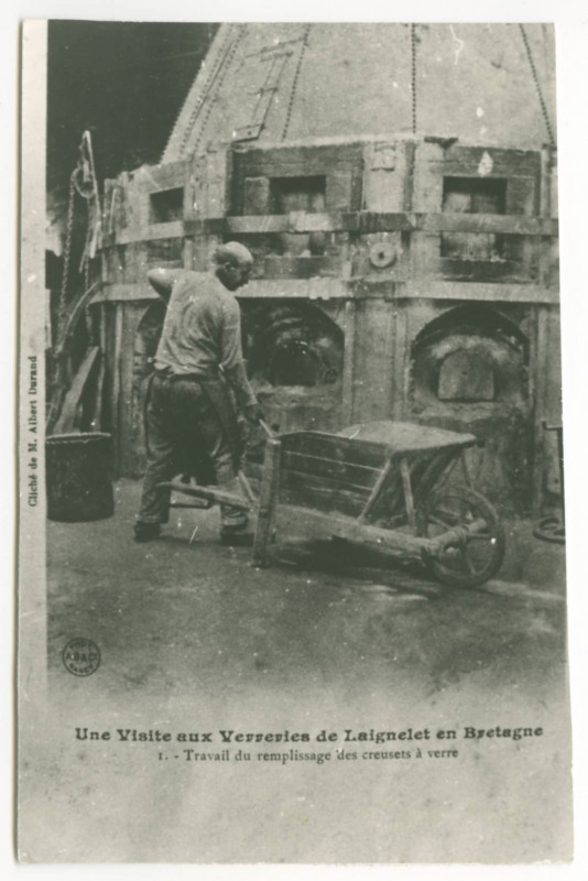 Carte postale ancienne Une visite aux Verreries de Laignelet en Bretagne. 1. - Travail du remplissage des creusets à verre.