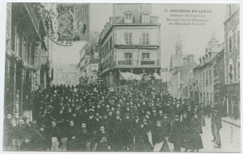 Carte postale ancienne 19. Fougeres En Greve. Journée du 9 janvier. Devant l'usine Chantepie en attendant la sortie.
