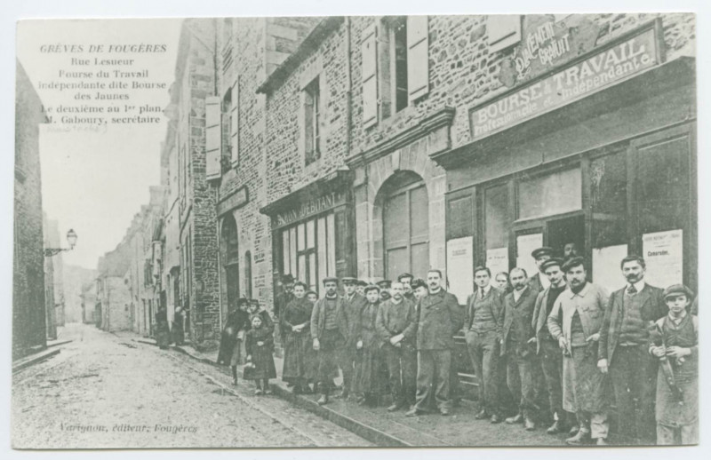 Carte postale ancienne Greves De Fougeres. Rue Lesueur. Bourse du travail indépendante dite Bourse des Jaunes. Le deuxième au premier plan : M. Gaboury, secrétaire.