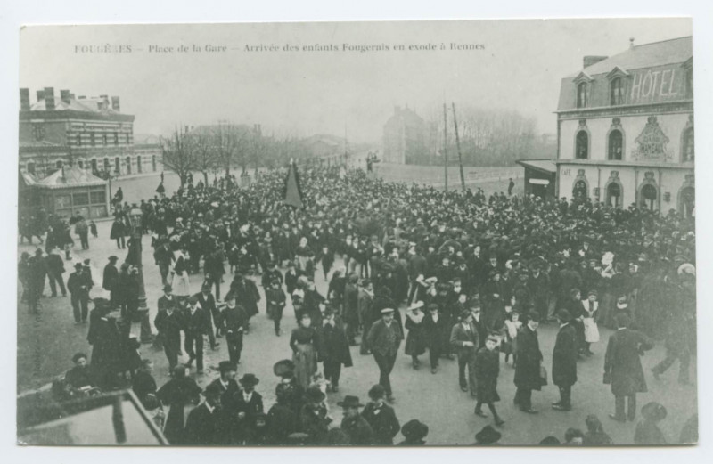 Carte postale ancienne Fougeres - Place de la Gare - Arrivée des enfants Fougeray en exode à Rennes.