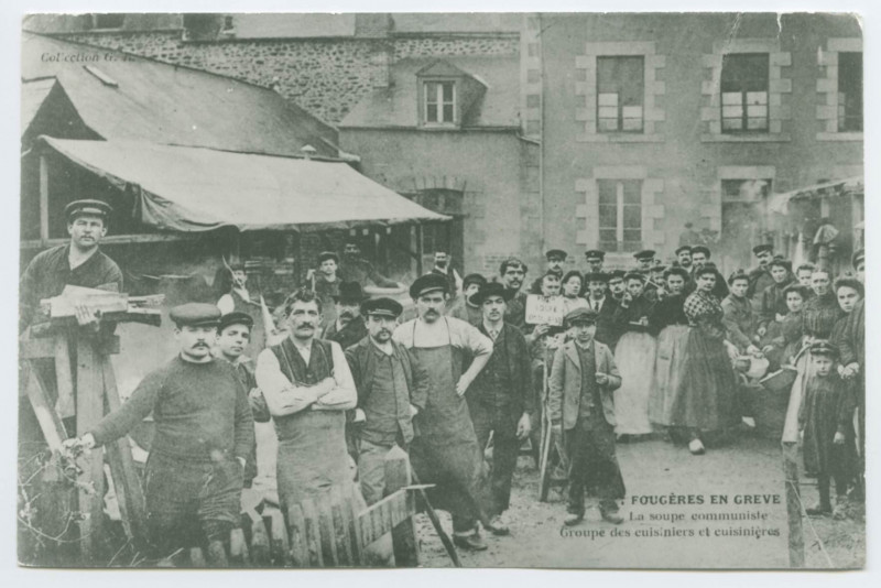 Carte postale ancienne Fougeres En Greve. La soupe communiste. Groupe des cuisiniers et cuisinières.