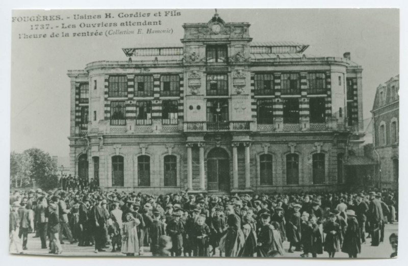 Carte postale ancienne Fougeres. - Usines H. Cordier et Fils. 1737. - Les Ouvriers attendant l'heure de la rentrée.