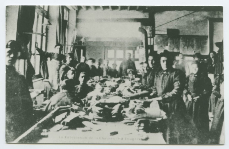 Carte postale ancienne La Fabrication de La Chaussure à Fougères.