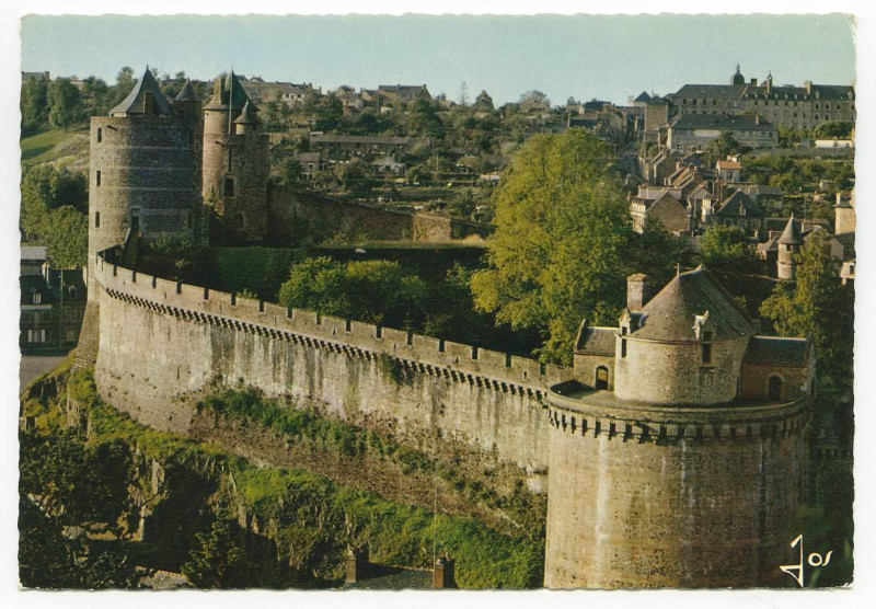 Carte postale ancienne Fougeres (I.-et-V.) - Mx 8023 - Vue sur les remparts de la Tour Surienne et de la Tour Mélusine.  Les murs ont 7 m d'épaisseur