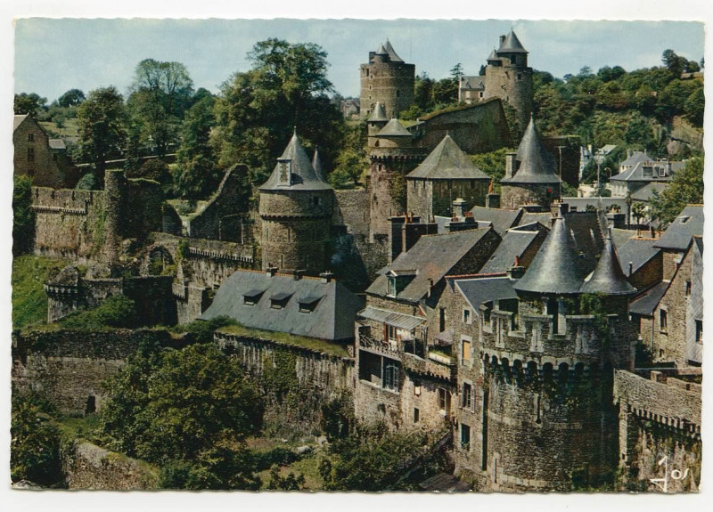 Carte postale ancienne Fougeres (I.-et-V.) - Mx 8022 - L'ensemble du Château, spécimen d'architecture moyenâgeuse des XIVe et XVe siècles. Vue sur la Tour du Cadran, la 