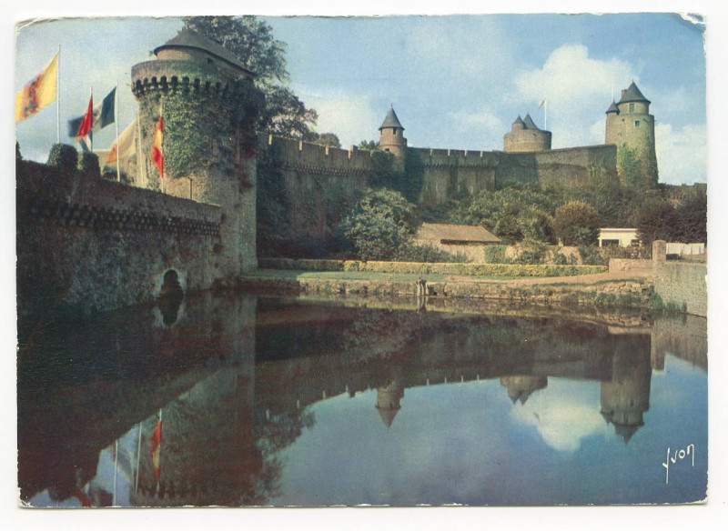 Carte postale ancienne Fougeres (Ille-et-Vilaine) - Etang de la Couarde à droite de l'entrée du Château qui est l'un des plus imposants monuments historiques de France ap