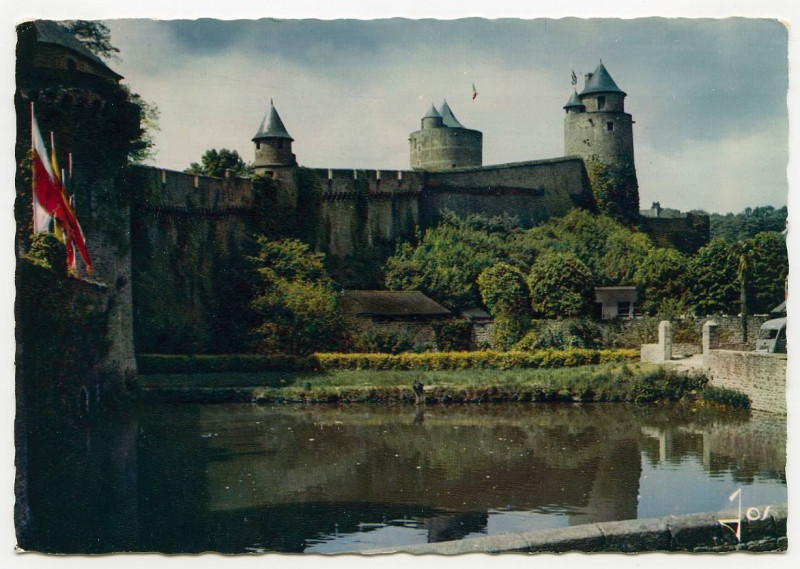 Carte postale ancienne Fougeres (I-&-V) - Mx 8021 - Les magnifiques Tours de l'enceinte dominant l'étang du Château.