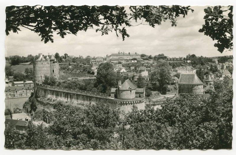 Carte postale ancienne Fougeres (I.-et-V.) - 17 - Vue Generale sur le Château.