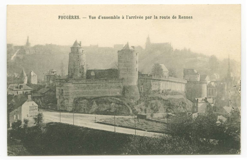 Carte postale ancienne Fougeres. - Vue d'ensemble à l'arrivée par la route de Rennes.
