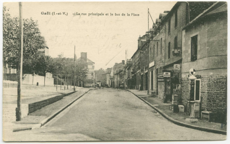 Carte postale ancienne Gaël (I.-et-V.) - La Rue principale et le bas de la Place.