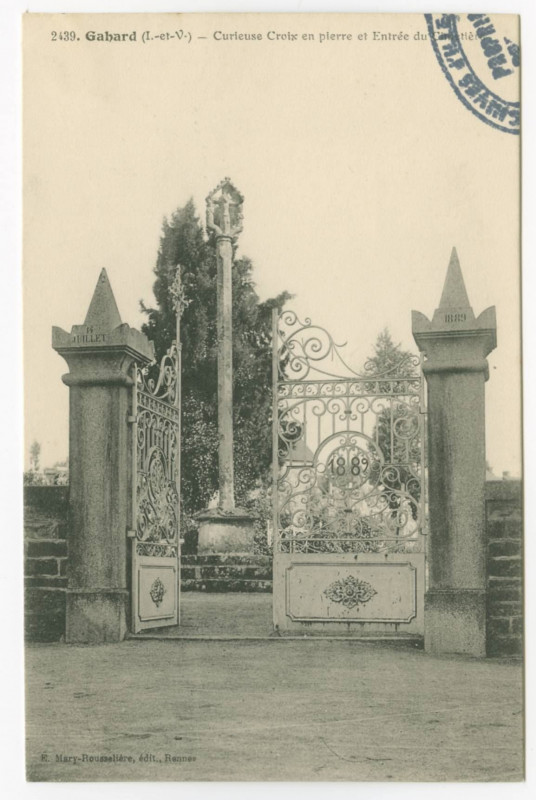 Carte postale ancienne 2439. Gahard (I.-et-V.) - Curieuse Croix en pierre et Entrée du Cimetière.