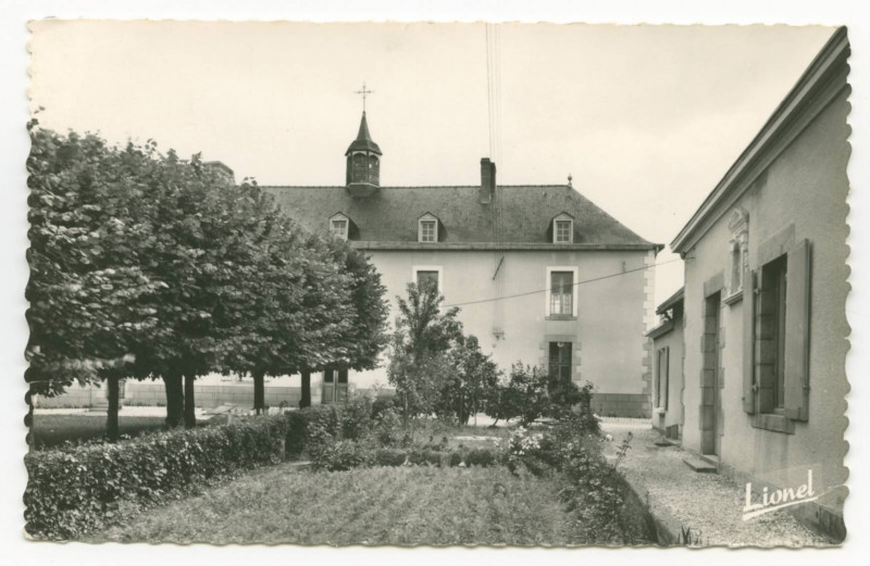 Carte postale ancienne L'Hospice de Gennes sur Seiche.